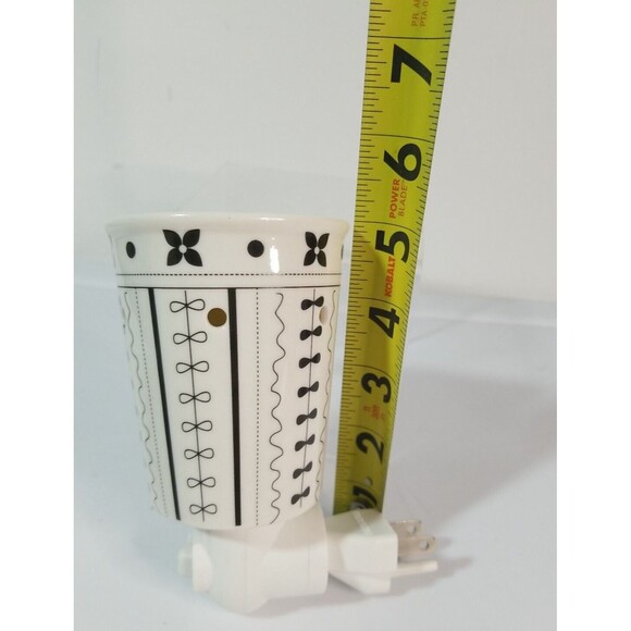 NEW Retired Scentsy Original Box "Bud" Plug-In Wall Wax Warmer Bulb Included - Picture 4 of 7